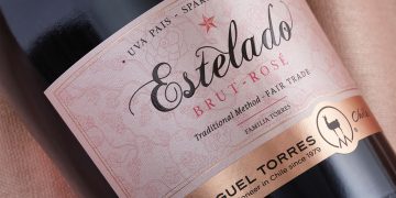 Saluer 2025 avec des bulles en célébrant la tradition