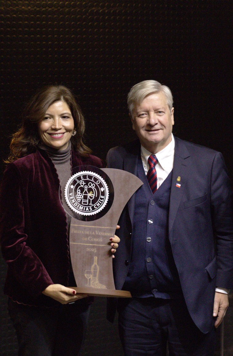 alejandra inda gerente ruta del vino valles de curicó junto a george bordachar alcalde de curicó reciben el sello de buenas prácticas que certifica a la fiesta de la vendimia curicó 2025 - de chile al paladar | noticias del vino en chile