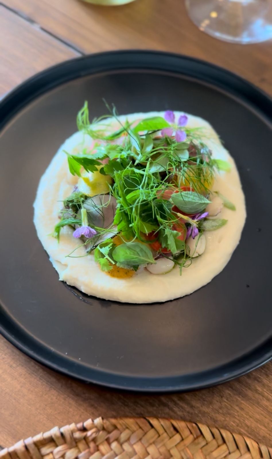 porotos en primavera (plato 100% vegetal). porotos al fierro, puré de porotos, vegetales encurtidos, salsa de hierbas y hierbas de primavera. foto de chile al paladar - de chile al paladar | noticias del vino en chile Porotos en primavera