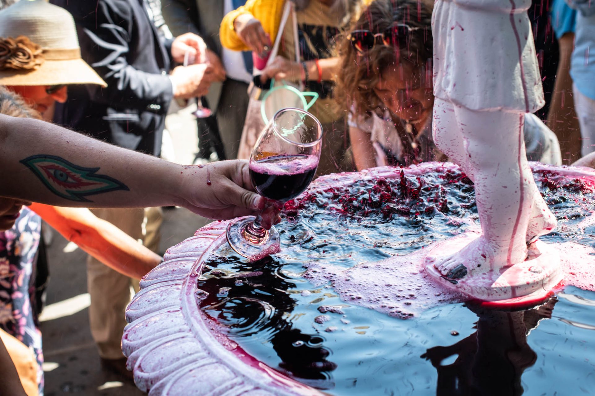 fuente del vino uno de los hitos tradicionales en la fiesta de la vendimia curicó. foto nick charlesworth para ruta del vino curicó. - de chile al paladar | noticias del vino en chile