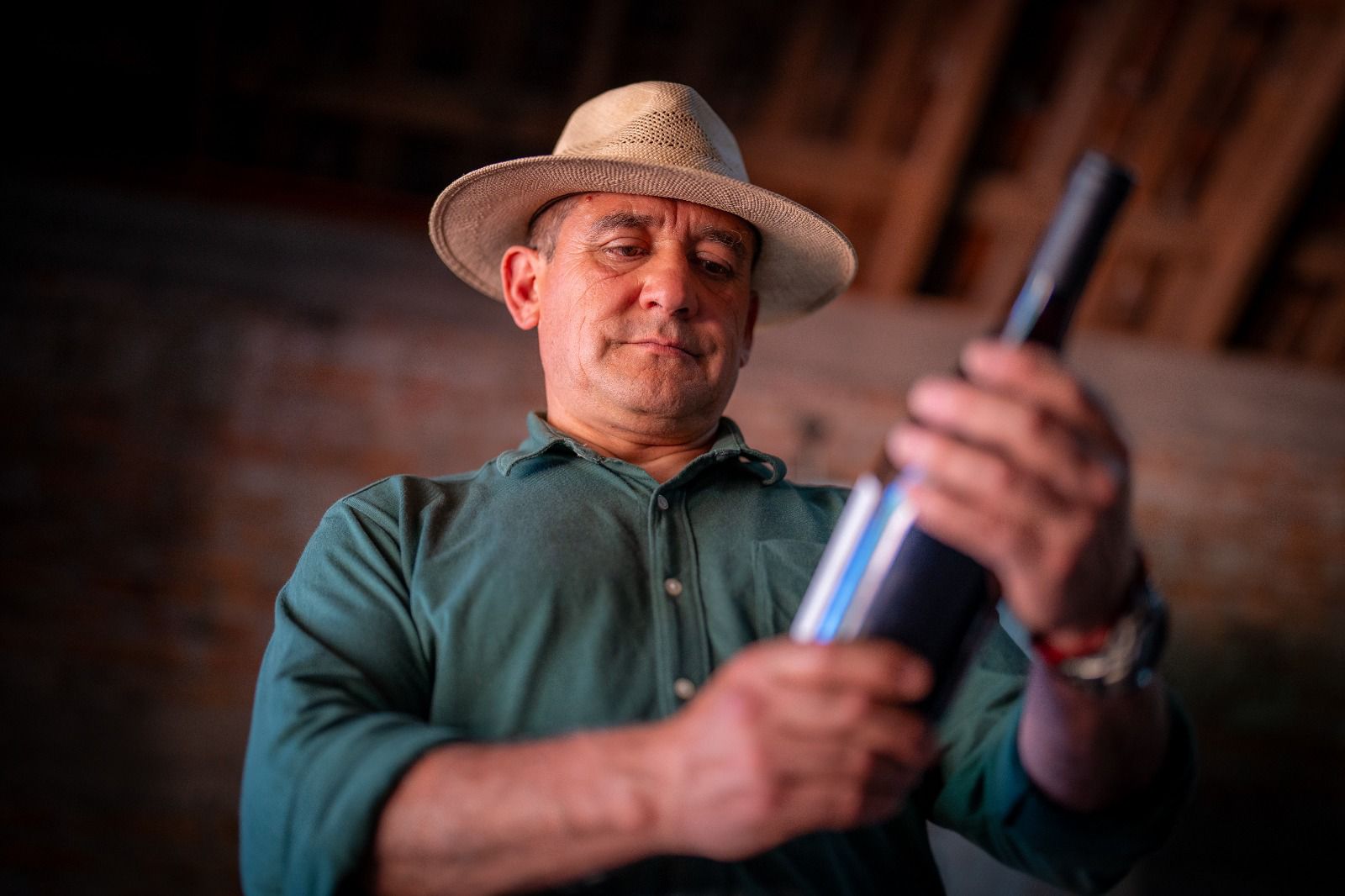 "cada sorbo me recuerda que estas plantas nacieron aquí, en este suelo granítico que ha visto incendios, lluvias, sequías y también esperanza", dice victor castellón. foto: viña castellón. - de chile al paladar | noticias del vino en chile