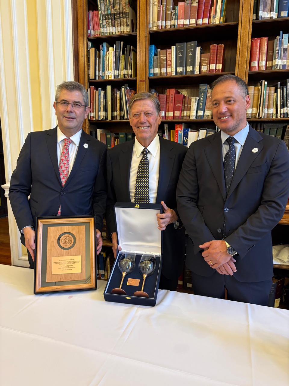 aurelio montes recibe esta distinción por su trayectoria y aporte al desarrollo del sector vitivinícola - de chile al paladar | noticias del vino en chile Aurelio Montes recibe esta distinción por su trayectoria y aporte al desarrollo del sector vitivinícola. Foto: Cámara de Diputados de Chile.