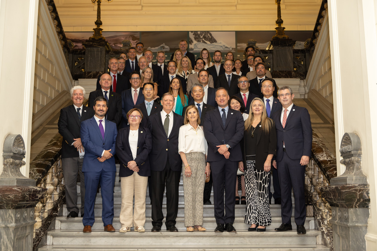 los parlamentarios destacaron el rol visionario de aurelio montes como uno de los pioneros del vino premium en chile. - de chile al paladar | noticias del vino en chile