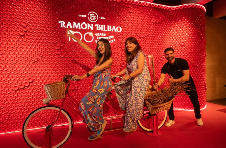 Ramón Bilbao en Haro La Rioja ofrece una propuesta que integra arte tecnología y narrativas sensoriales más allá de la cata tradicional. Foto: Nick Charlesworth.