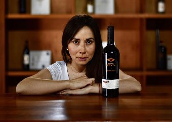 Cynthia Ortiz, enóloga de Viña La Rosa, reconocida en el Master Winemaker Top 100 de The Drinks Business