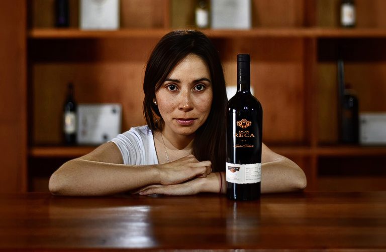 Cynthia Ortiz, enóloga de Viña La Rosa, reconocida en el Master Winemaker Top 100 de The Drinks Business
