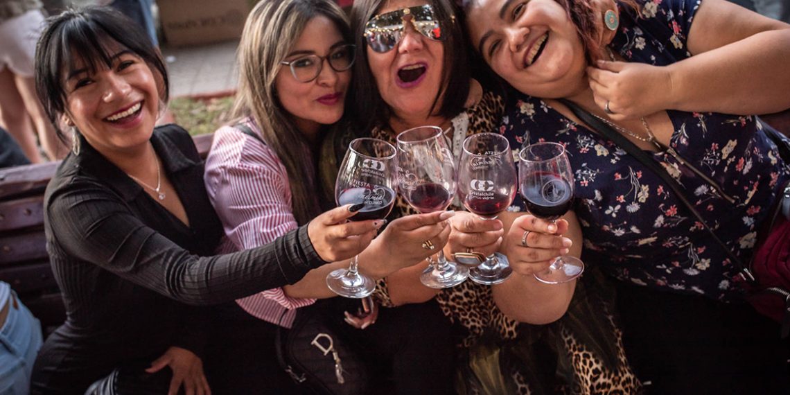 Este año las celebraciones comienzan los 13 14 y 15 de febrero en Palmilla y se extienden hasta el 29 de mayo con la Vendimia Universitaria de la Universidad de Talca. Foto Nick Charlesworth.