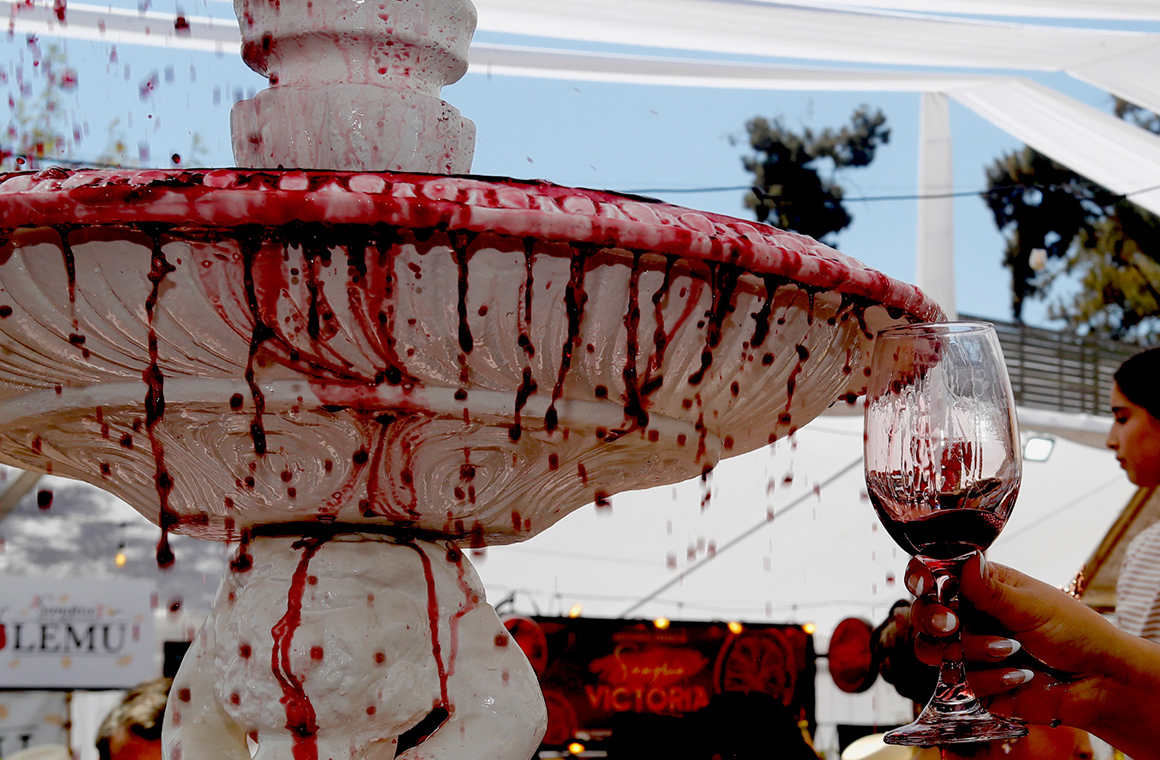 La Fuente del Vino es uno de los hitos tradicionales de la Fiesta de la Vendimia con 500 litros que se compartirán con la comunidad. Foto: Ruta del Vino Curicó.