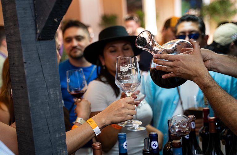 Miles de visitantes llegaron a la XXVI Fiesta de la Vendimia de Colchagua para disfrutar de vinos de alta gama gastronomía local y música en vivo. Foto: Viñas de Colchagua.