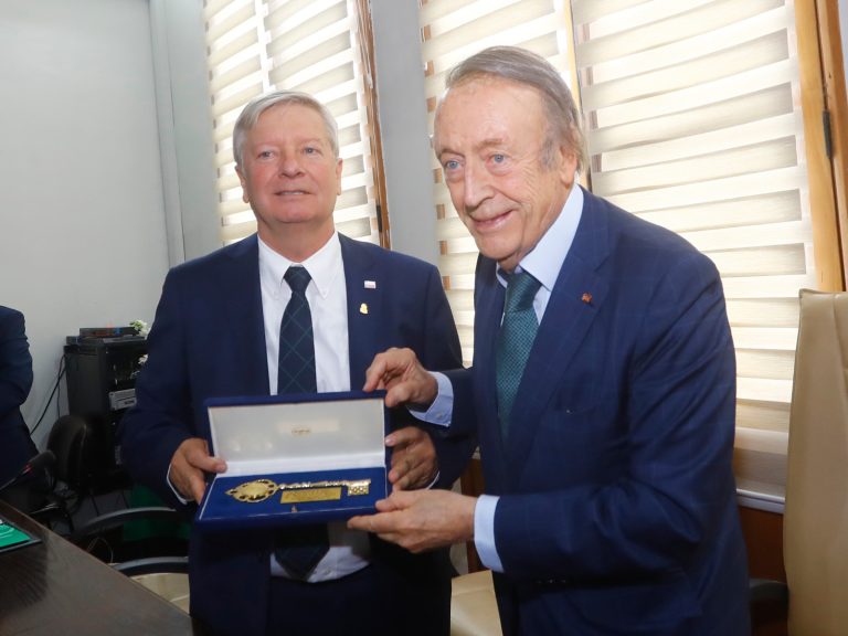 Con la entrega de las Llaves de la Ciudad reconoce a Miguel A.Torres como parte esencial de la identidad de Curicó y del posicionamiento del vino chileno en el mundo. Foto: Cedida.