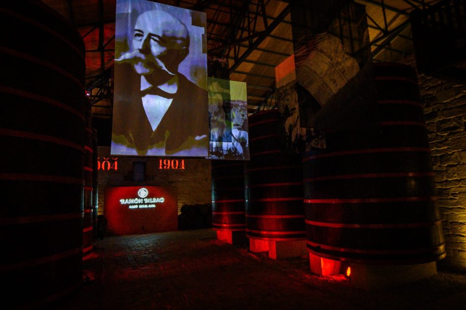 Ramón Bilbao: Entender el vino sin salir de la bodega, cuando la experiencia logra trasladar al viñedo sin moverse del lugar. Foto: Nick Charlesworth.