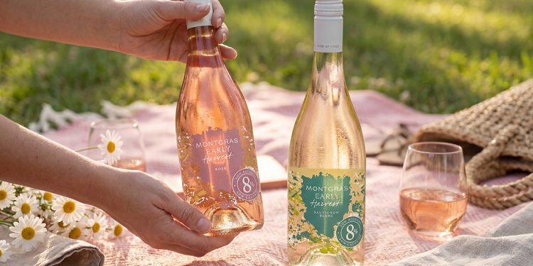 viña montgras ofrece diferentes experiencias para disfrutar al aire libre como el tour picnic en viñedos foto viña montgras de chile al paladar | noticias del vino en chile Viña MontGras ofrece diferentes experiencias para disfrutar al aire libre como el tour Picnic en Viñedos. Foto: Viña MontGras