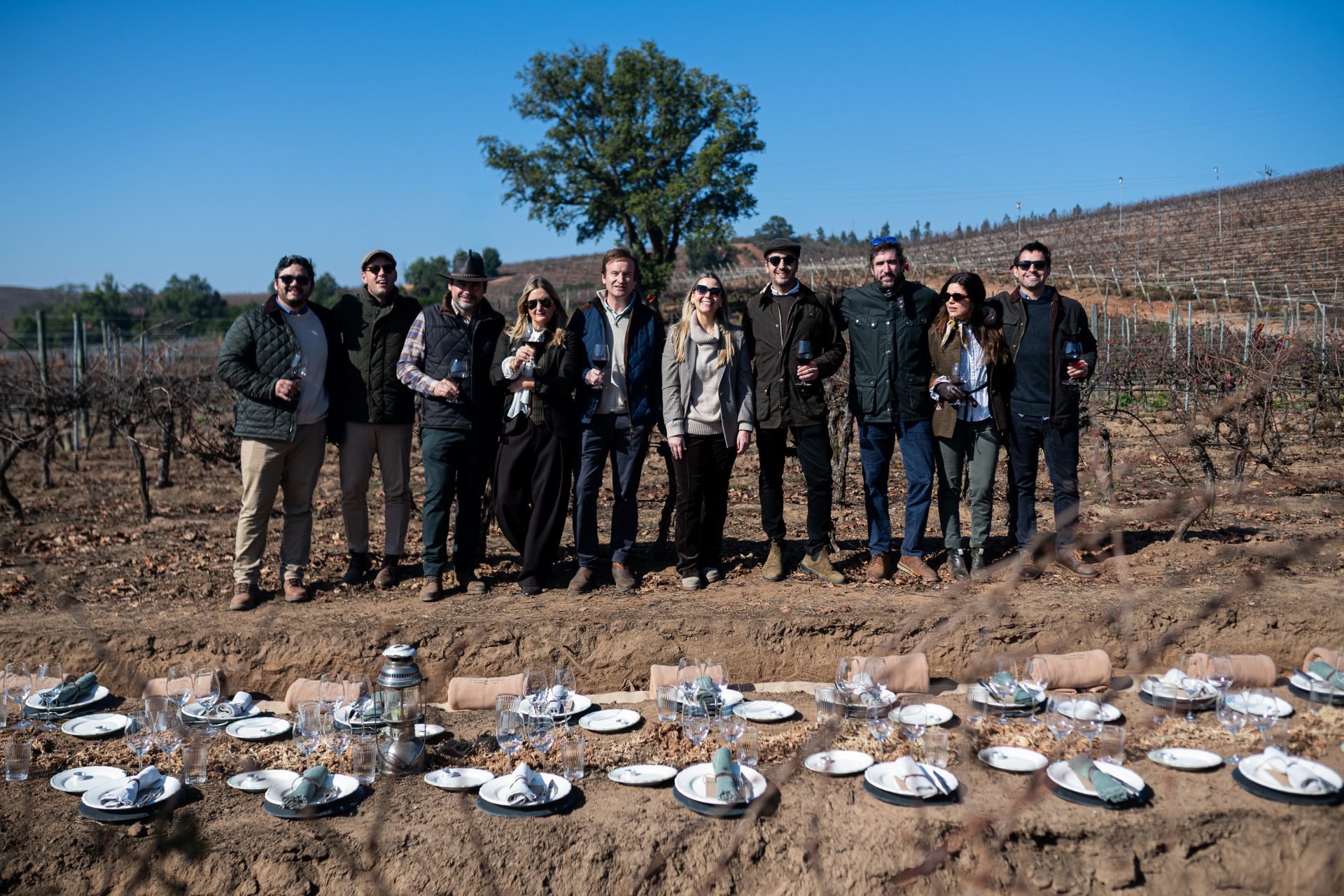 la nueva imagen de esta línea de casas del bosque handcrafted fue lanzada en medio de una calicata a prensa especializada sommeliers y parte del equipo de la viña foto viña casas del bosque de chile al paladar | noticias del vino en chile La nueva imagen de esta línea de Casas del Bosque Handcrafted fue lanzada en medio de una calicata, a prensa especializada, sommeliers y parte del equipo de la viña. Foto: Viña Casas del Bosque.