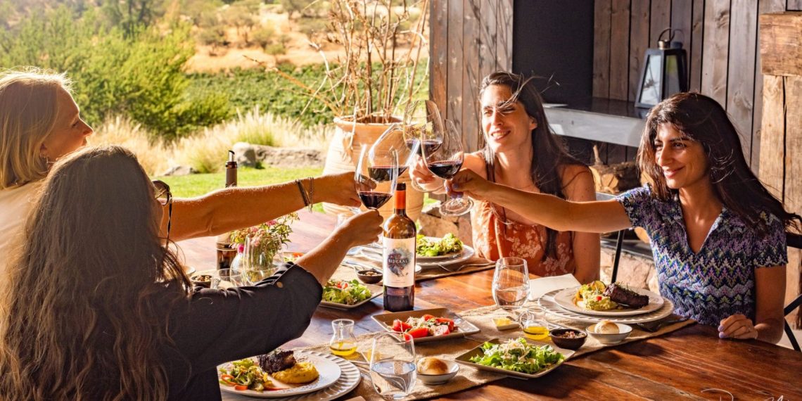 La plataforma de Enoturismo Chile permite explorar propuestas por valle, viña, tipo de experiencia y fecha. Foto: Cedida.